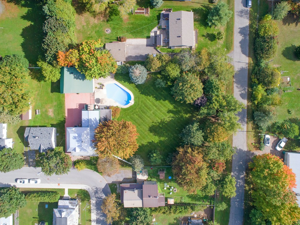 Vue aérienne de piscines creusées dans un quartier arboré