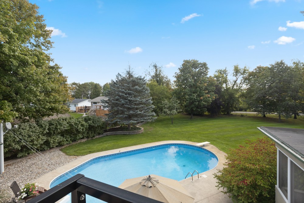 Vue de la même piscine et de son jardin depuis la terrasse