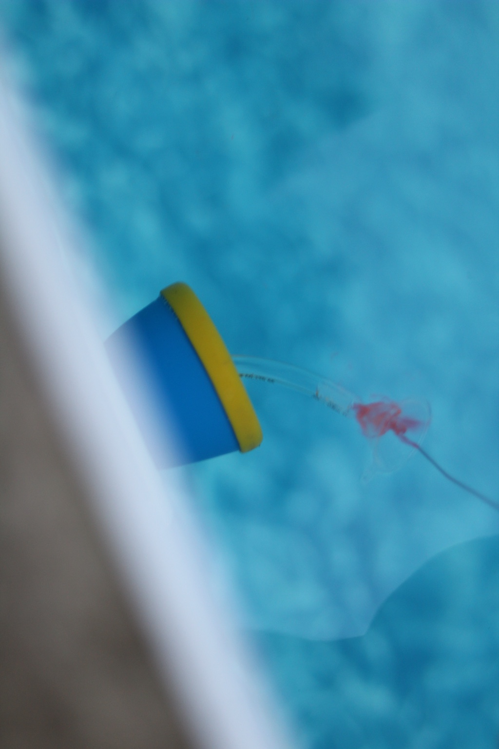 Test au colorant à proximité d’un accessoire immergé
