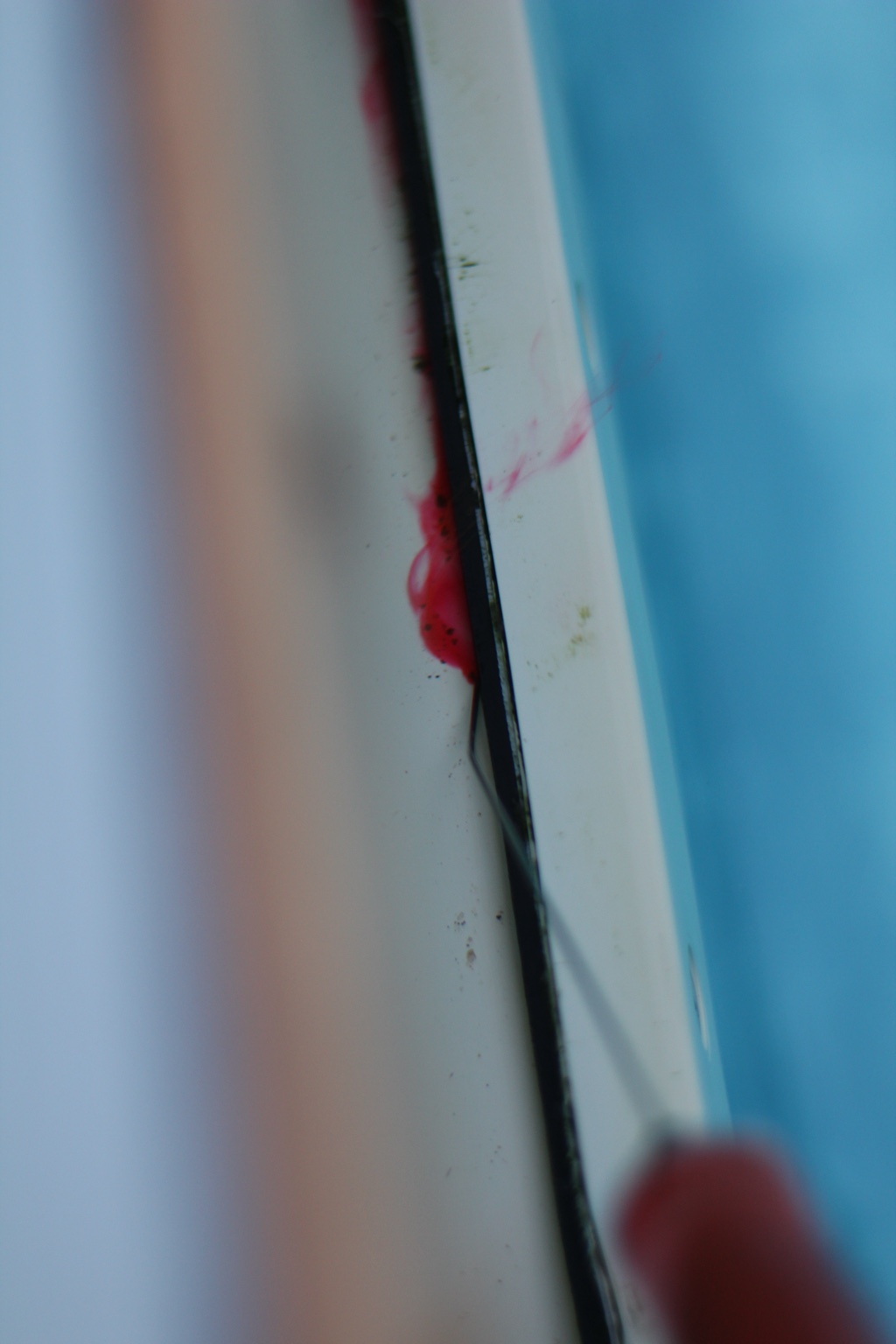 Gros plan du colorant rouge près d’un joint de la piscine